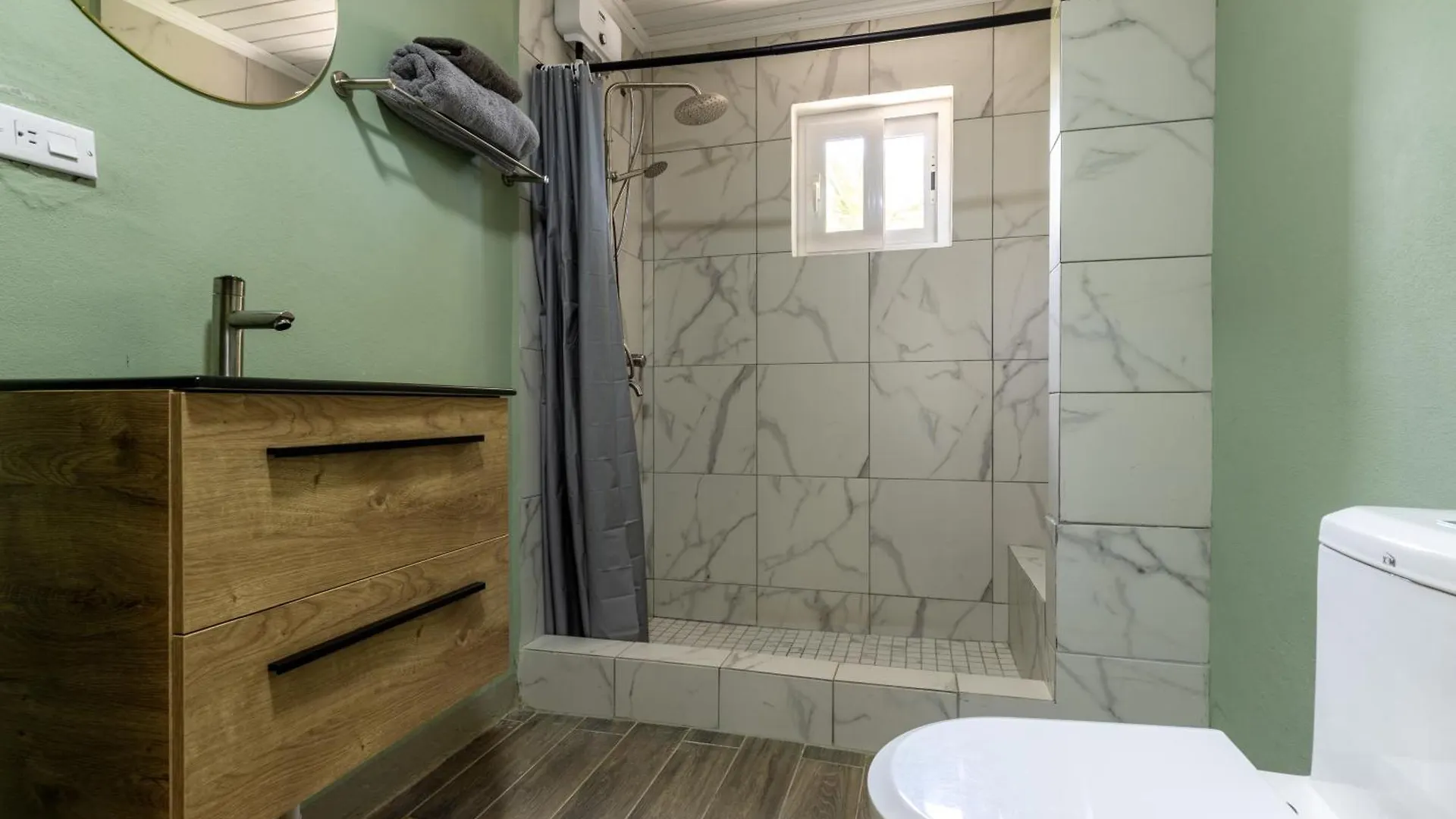 Charming 2-Bedroom Apartment With Saltwater Pool Noord