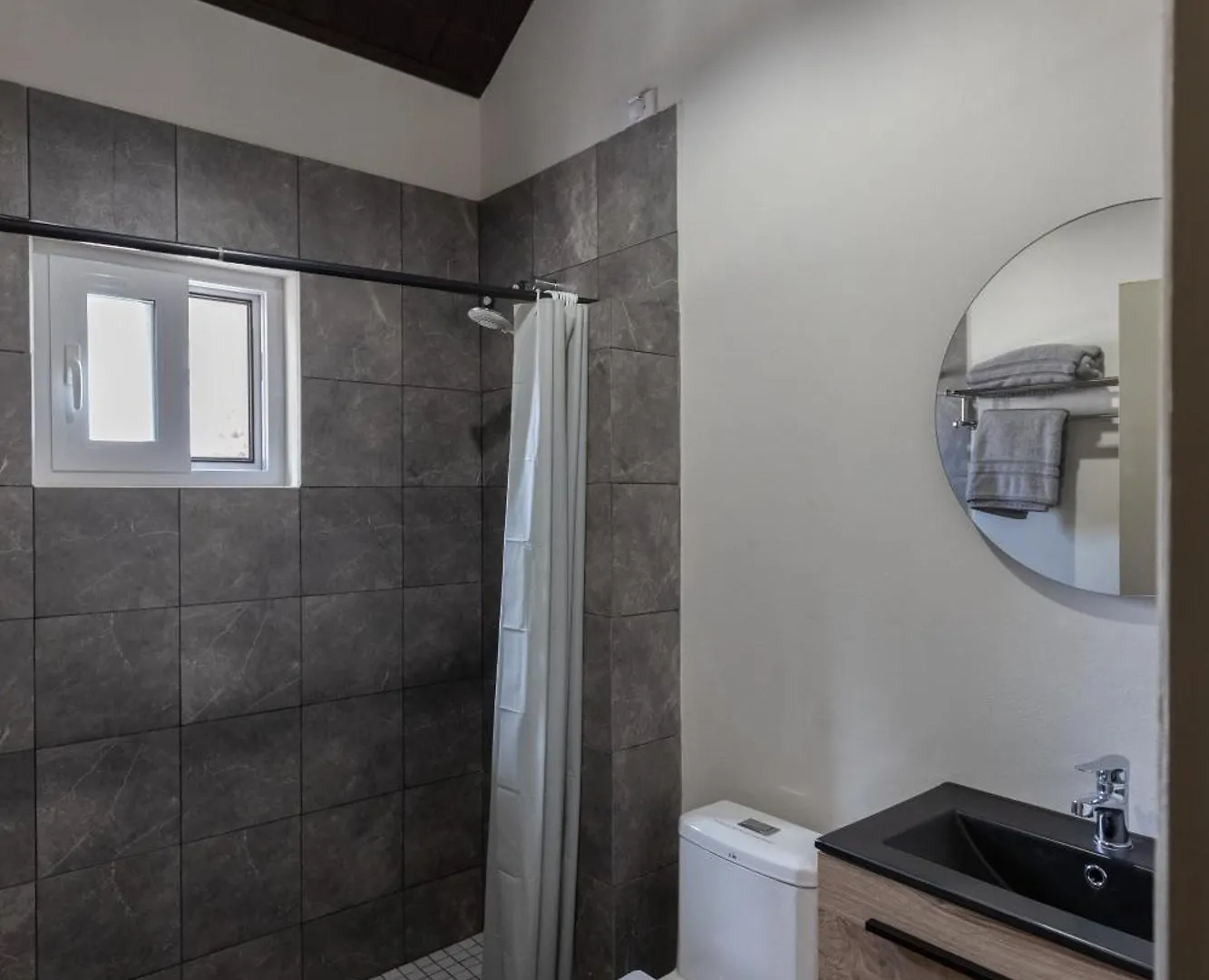 Charming 2-Bedroom Apartment With Saltwater Pool Noord Aruba