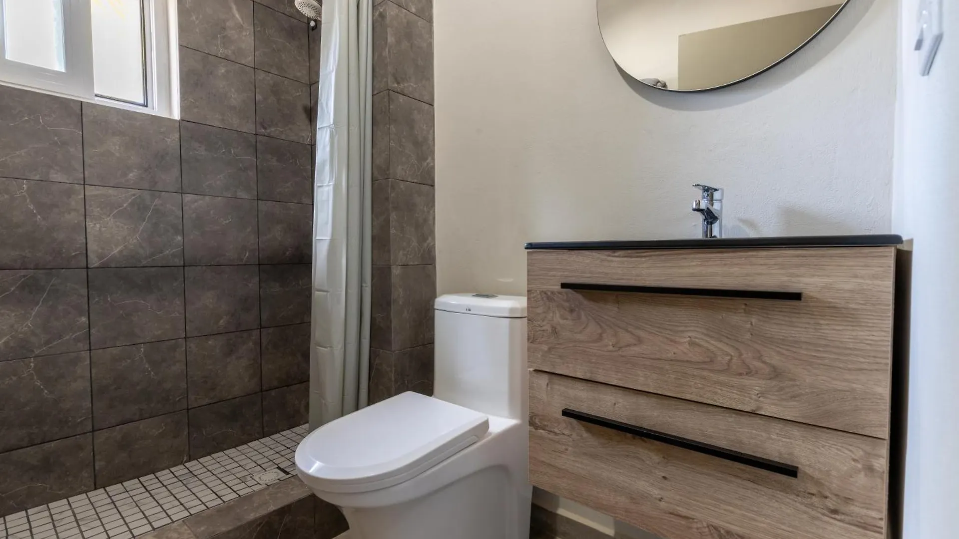 Charming 2-Bedroom Apartment With Saltwater Pool Noord