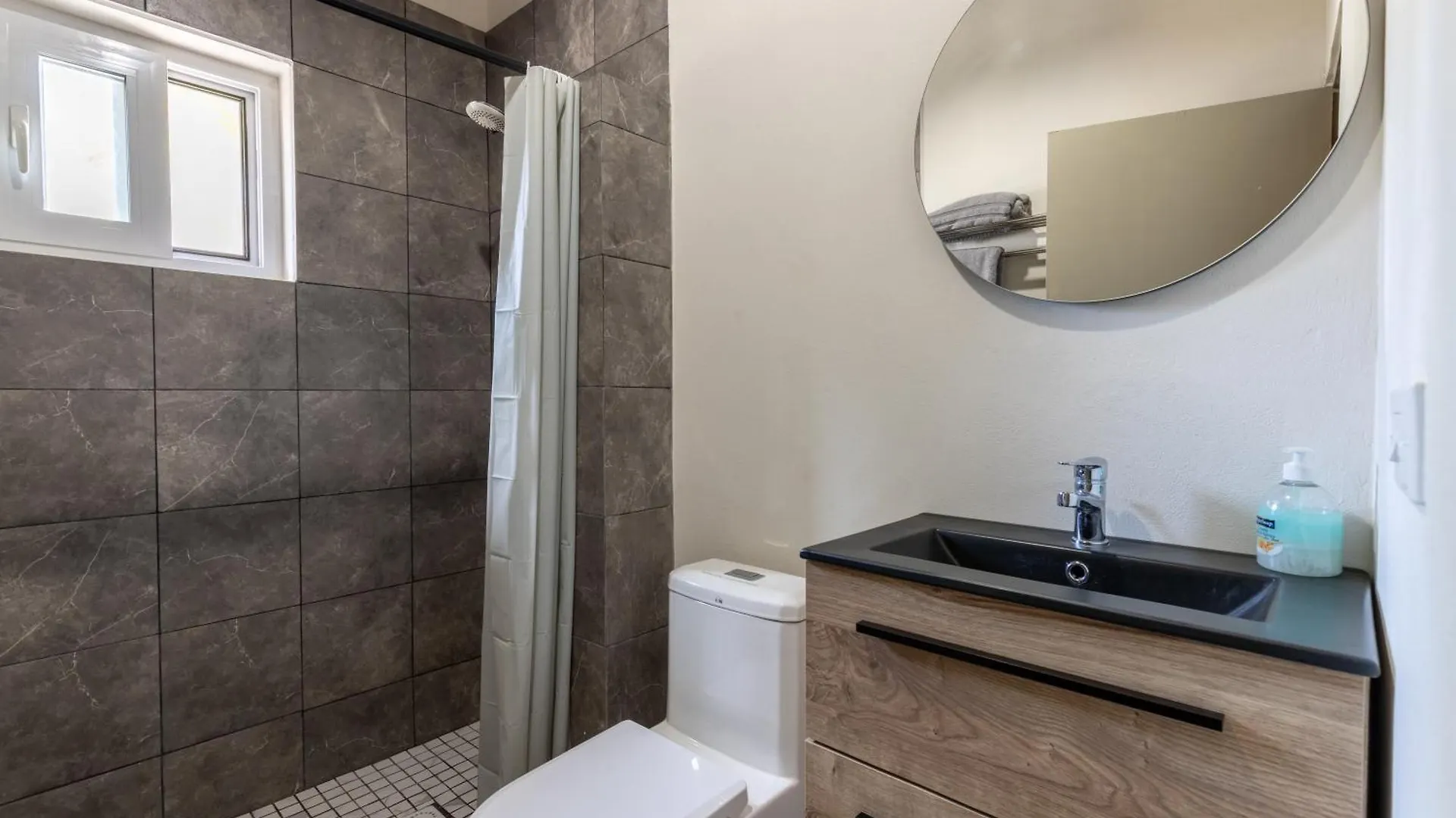 Charming 2-Bedroom Apartment With Saltwater Pool Noord