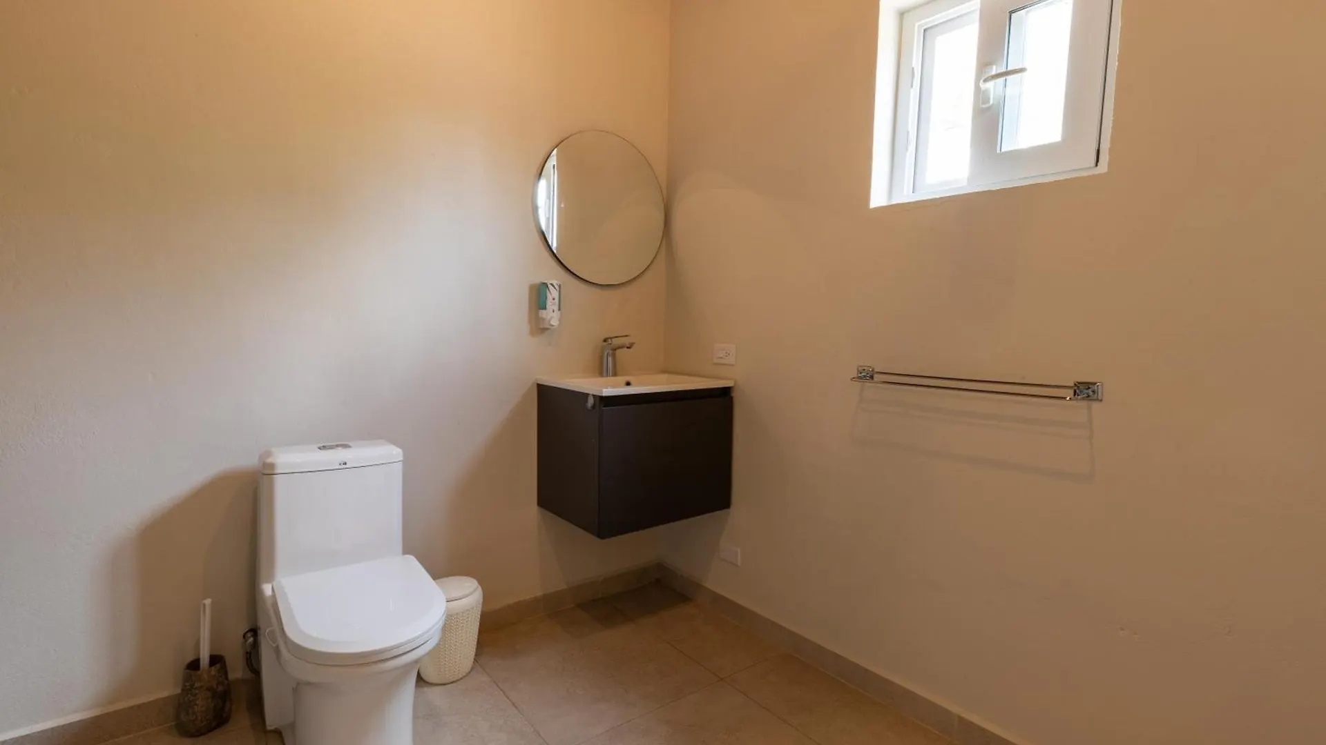 Charming 2-Bedroom Apartment With Saltwater Pool Noord