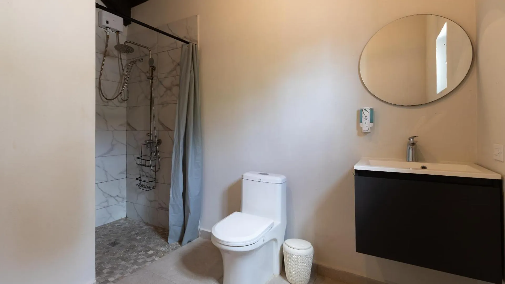 Charming 2-Bedroom Apartment With Saltwater Pool Noord 0*,  Aruba